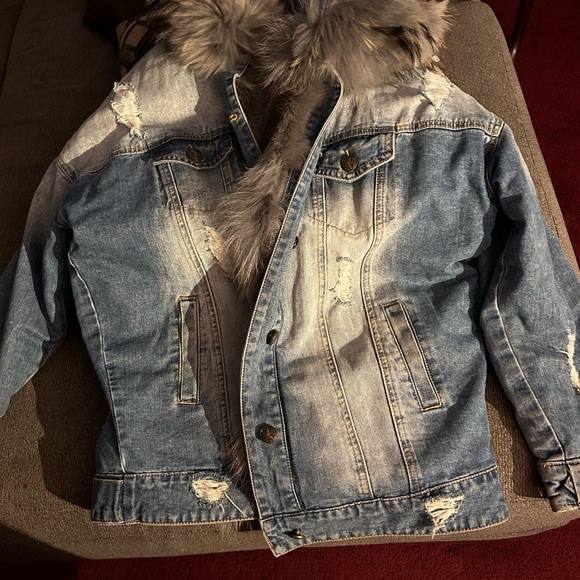 This is beautiful fluffy jacket . - Picture 2 of 3